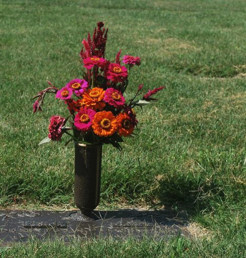 Urnengrab mit Blumenstrauß